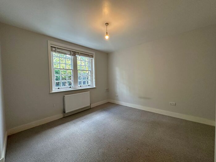 1 Bedroom Flat To Rent In Merrow Street, Walworth Village, London, SE17