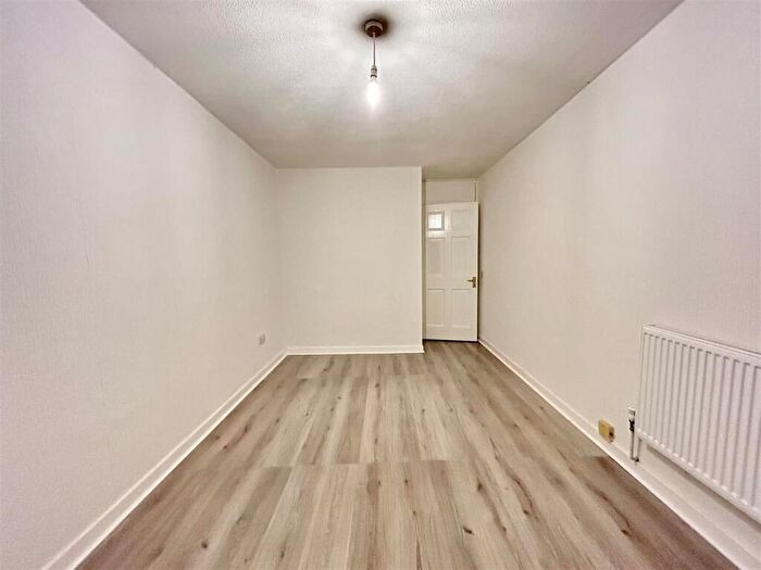 2 Bedroom Flat To Rent In Barn Mead, Harlow, CM18