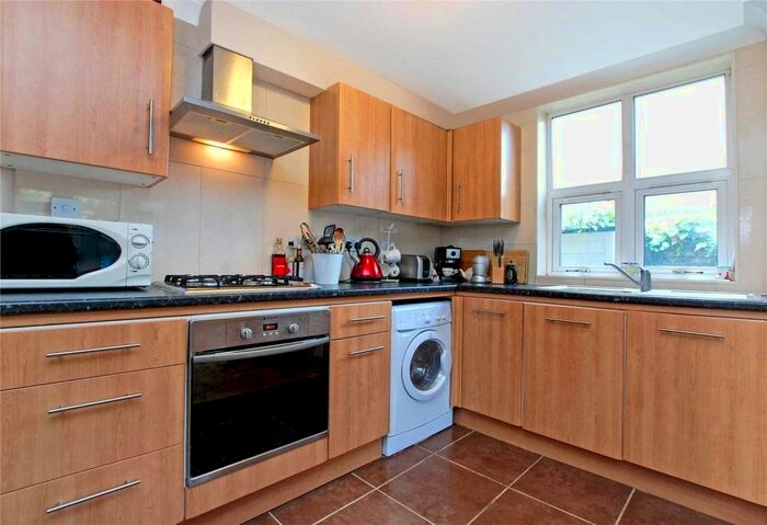 3 Bedroom Flat To Rent In Tooting Bec Road, London, SW17