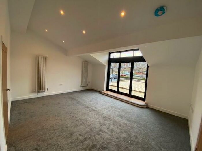 2 Bedroom Flat To Rent In Bradford Road, West Yokshire, Shipley, BD18