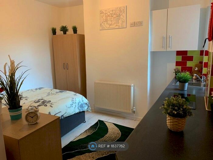 Studio To Rent In Eade Road, London, N4
