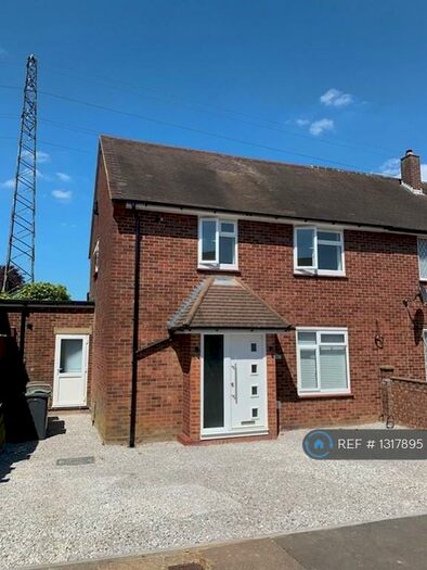 4 Bedroom Semi-Detached House To Rent In The Grove, Luton, LU1