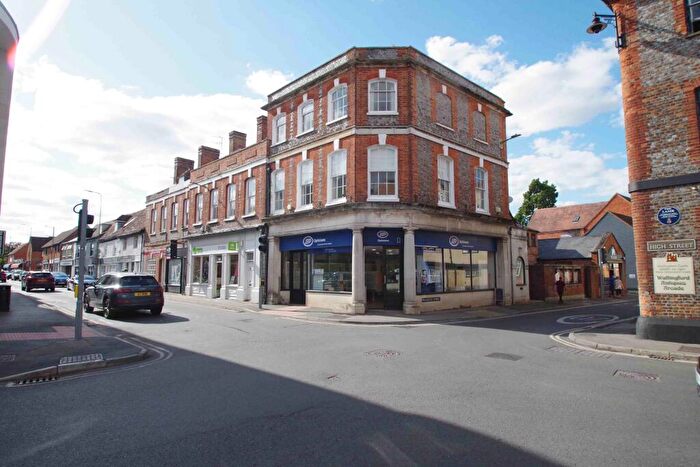 3 Bedroom Flat To Rent In Castle Street, OX10