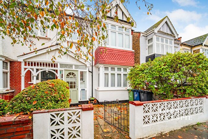 3 Bedroom Semi-Detached House To Rent In Wyndham Road, London, W13