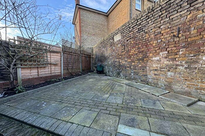 2 Bedroom Flat For Sale In Manor Road, Wallington, Surrey, SM6
