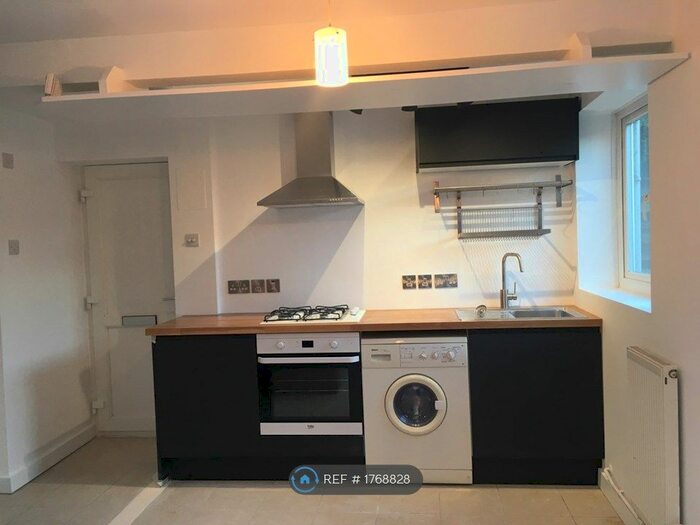 Studio To Rent In West Grove, London, SE10