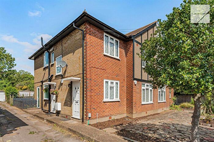 2 Bedroom Maisonette For Sale In Warren Road, London, E4