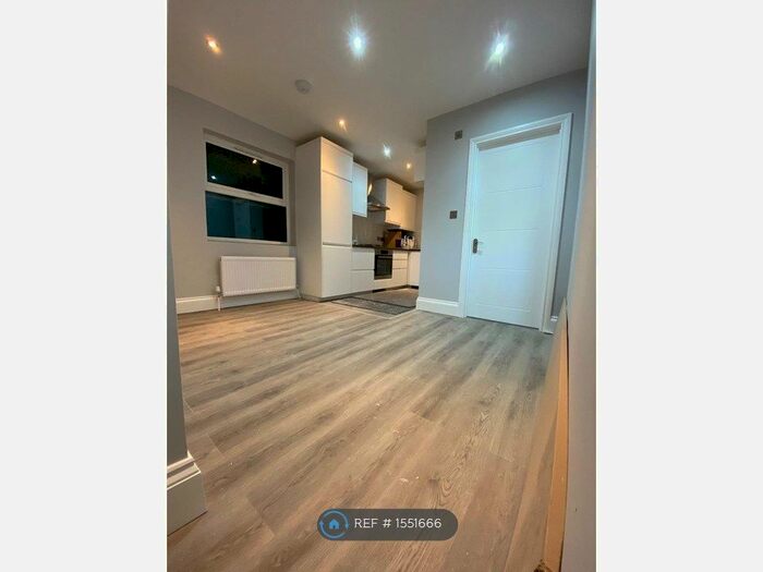 3 Bedroom Maisonette To Rent In Marian Road, London, SW16