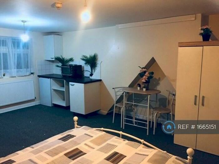 Studio To Rent In Rosebery Avenue, London, N17