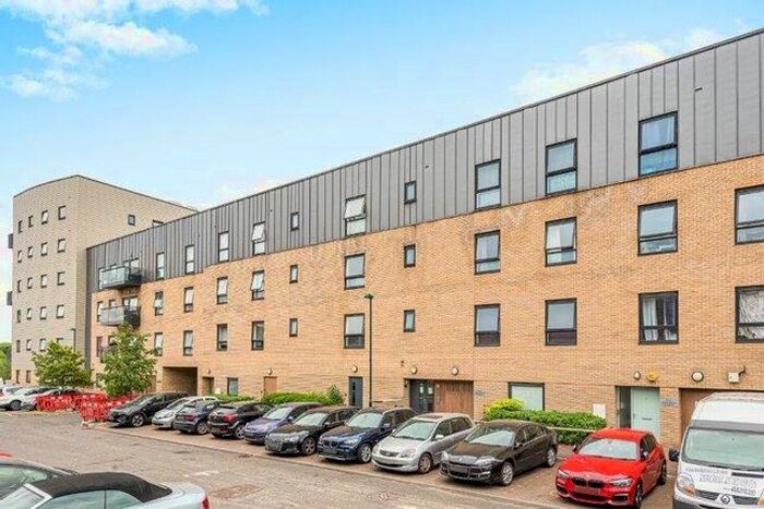 2 Bedroom Flat To Rent In Sweetbriar Avenue, Carshalton, SM5