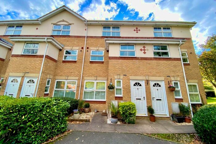 4 Bedroom Maisonette To Rent In Manor Court, Cippenham, Slough SL1