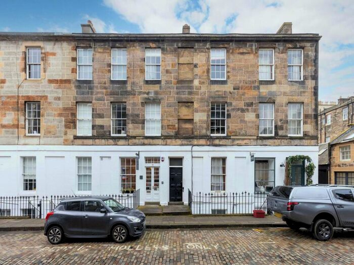 2 Bedroom Flat To Rent In William Street, West End, Edinburgh, EH3