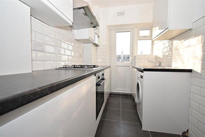 2 Bedroom Flat To Rent In Streatham High Road, London, SW16