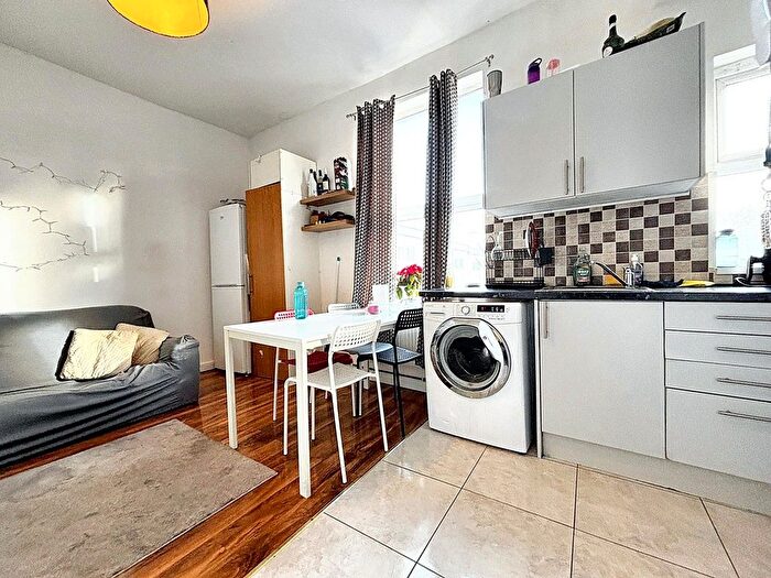 2 Bedroom Flat To Rent In A City Road, Bristol, BS2