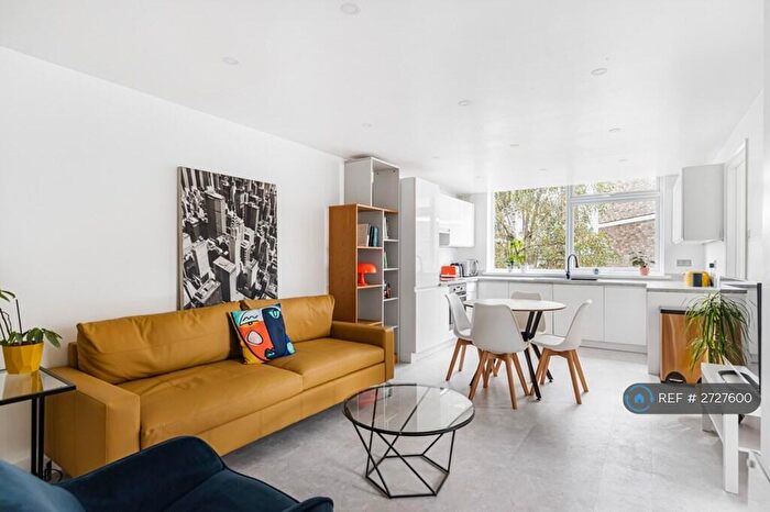 2 Bedroom Flat To Rent In Pickwick Court, London, SE9