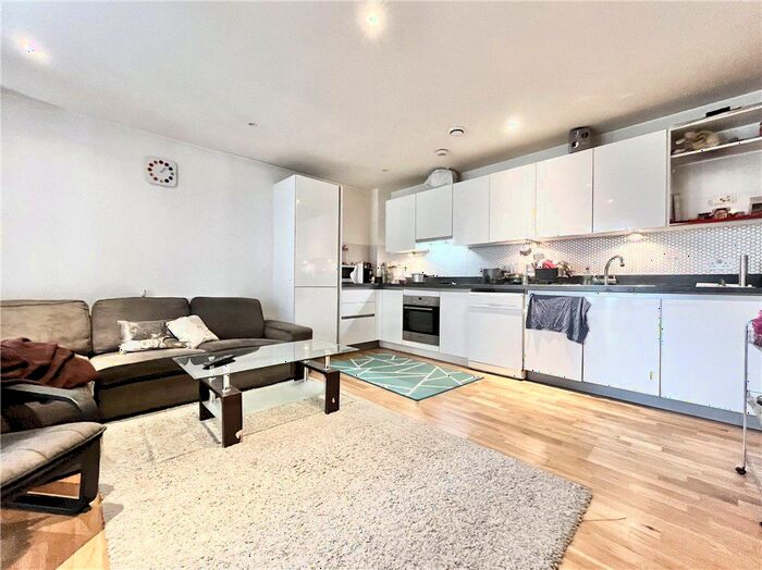 2 Bedroom Flat To Rent In High Street, Hounslow, TW3