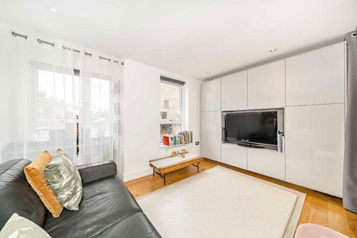 2 Bedroom Flat To Rent In Kilburn Lane, North Kensington, W10