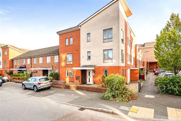 3 Bedroom End Terrace House For Sale In Portman Way, Reading, Berkshire, RG30