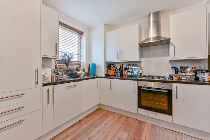 2 Bedroom Maisonette To Rent In Treaty Street, Islington, London, N1