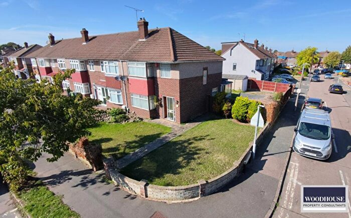 3 Bedroom Detached House For Sale In Roundmoor Drive, Cheshunt, EN8
