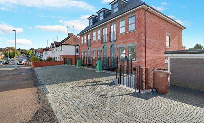 5 Bedroom Flat To Rent In Silverdale Road, Bushey, WD23