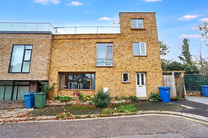 2 Bedroom Semi-Detached House For Sale In Crofton Road, London, SE5