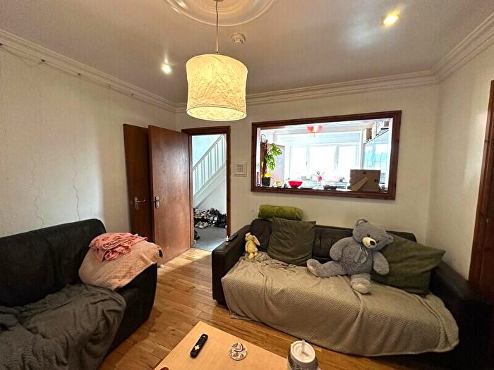 6 Bedroom Semi-Detached House To Rent In Richmond Avenue, Hyde Park, Leeds, LS6