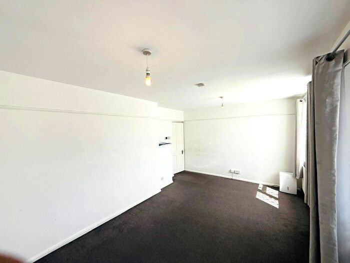 3 Bedroom Flat To Rent In Guru Nanak Road, Southall, UB2
