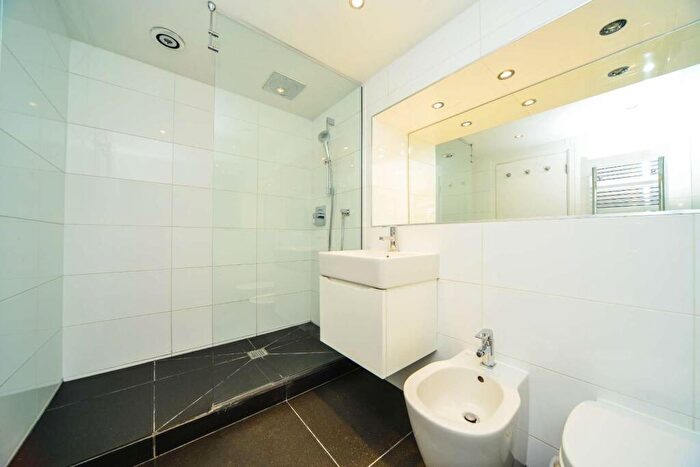 2 Bedroom Flat To Rent In Anchorage Point, Docklands, London, E14