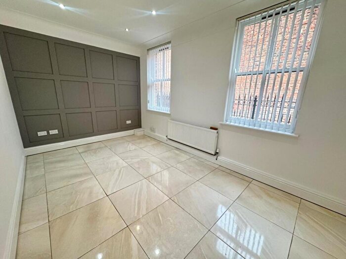 2 Bedroom Flat To Rent In Paradise Mews, L15