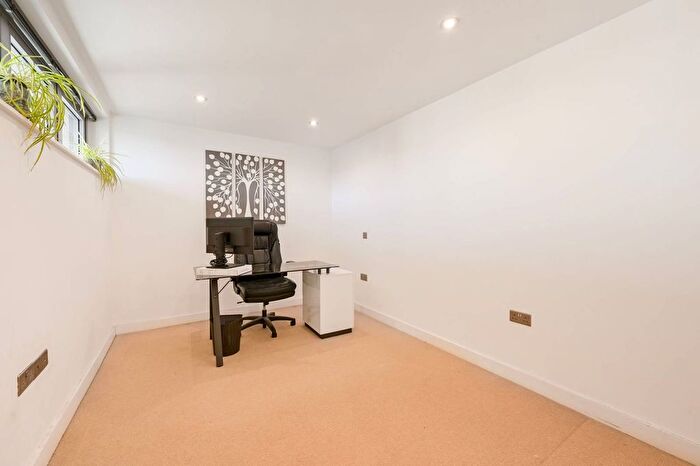 2 Bedroom Flat To Rent In Northbourne Road, Clapham, London, SW4