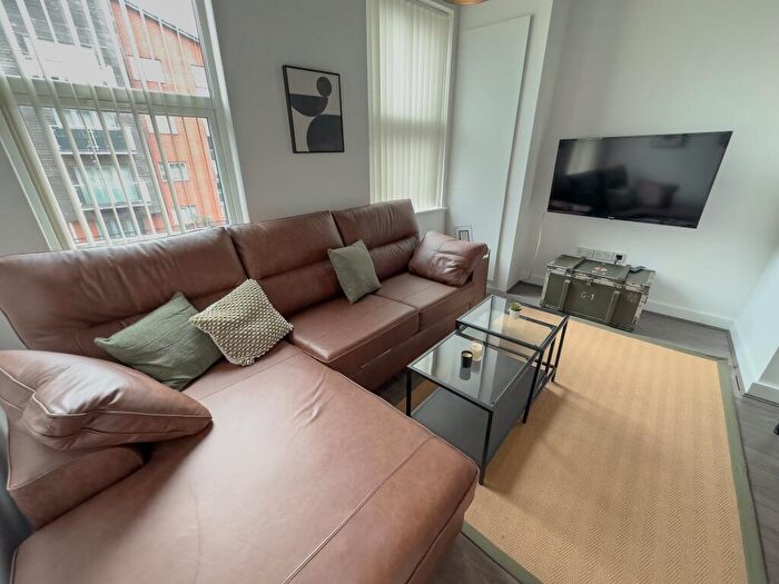 1 Bedroom House To Rent In Kensington, L7