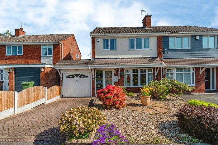 3 Bedroom Semi Detached House For Sale In Kewstoke Close, Willenhall, West Midlands, WV12