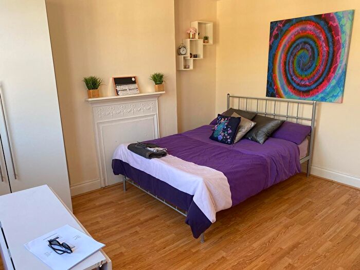 Terraced House To Rent In Lena Gardens, London, W6