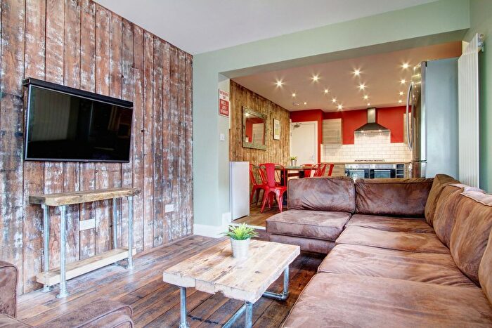 8 Bedroom Terraced House To Rent In Sherwood Avenue, Manchester, M14