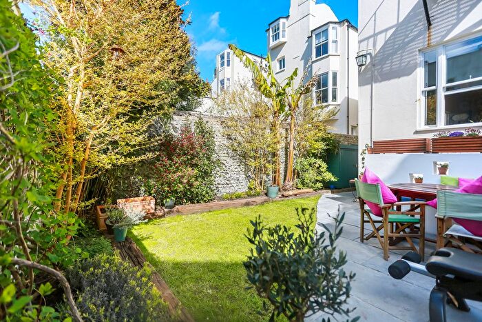 2 Bedroom Flat For Sale In Holland Mews, Hove, BN3
