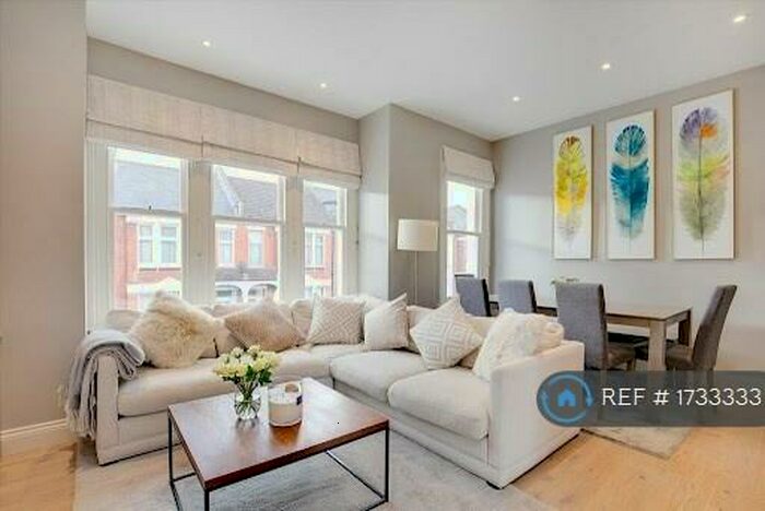 3 Bedroom Flat To Rent In Hazelbourne Road, London, SW12