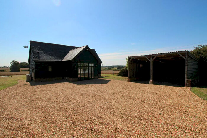 2 Bedroom Barn Conversion To Rent In Tea Green, Luton, LU2