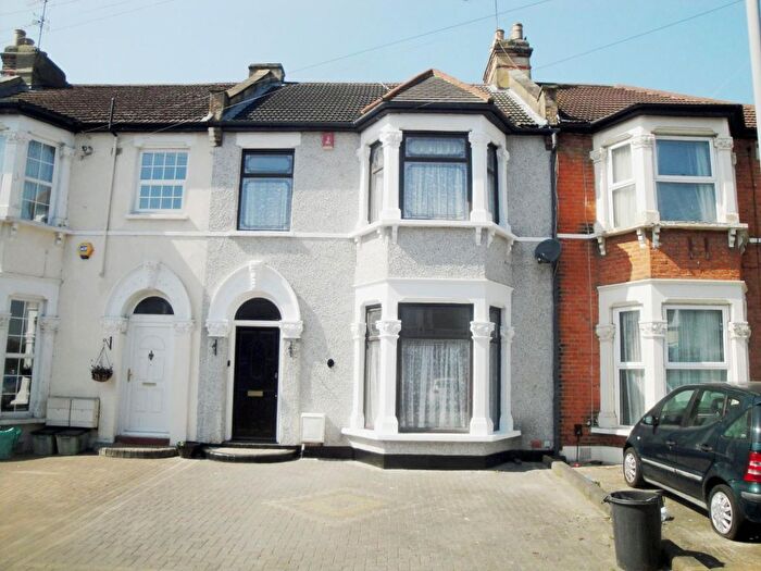 3 Bedroom Property For Sale In Blythswood Road, Seven Kings, IG3