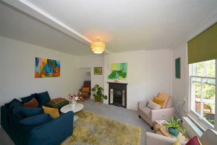 3 Bedroom Flat To Rent In Kings Avenue, East Finchley, N2