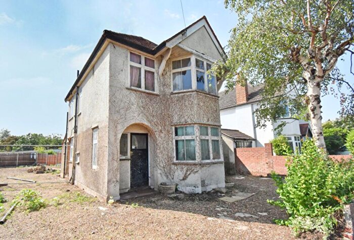 3 Bedroom Detached House For Sale In Rydens Road, Walton-on-Thames, KT12