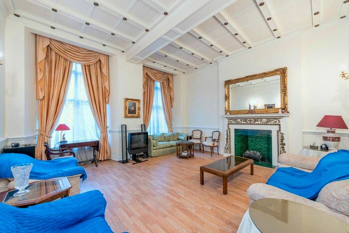 3 Bedroom Flat To Rent In Queens Gate, Kensington, London, SW7