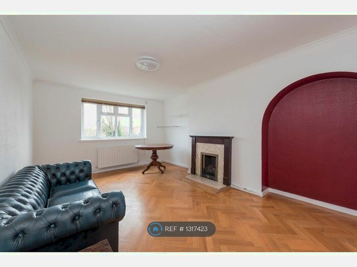 2 Bedroom Flat To Rent In Bushey Court, London SW20