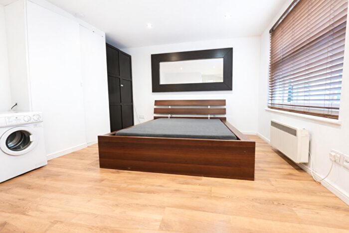 Flat To Rent In Offord Road, Islington, N1