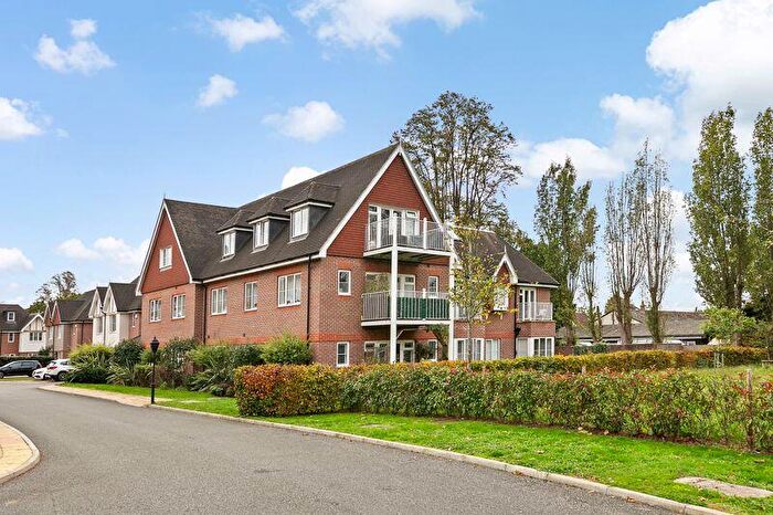 2 Bedroom Flat For Sale In Pavilion Place, East Molesey, KT8