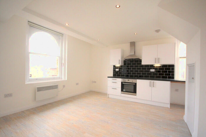 1 Bedroom Flat To Rent In London Road, Kingston Upon Thames, KT2