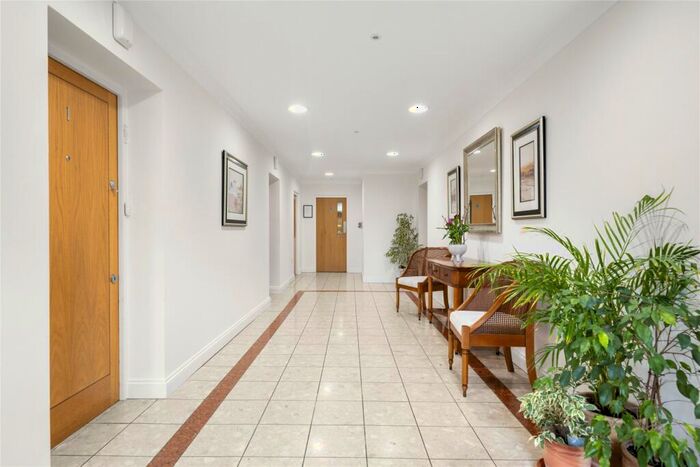 2 Bedroom Flat For Sale In Queens Road, Weybridge, Surrey, KT13