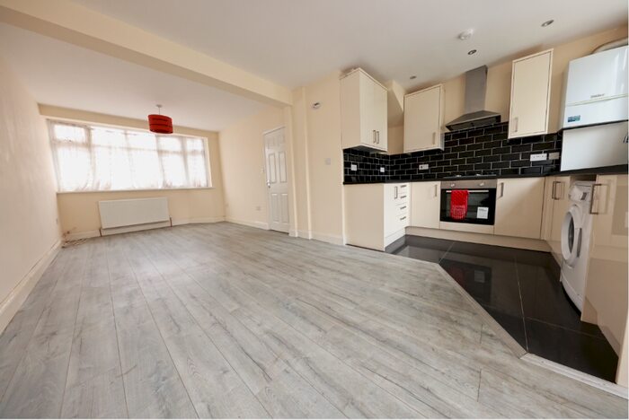 3 Bedroom Terraced House To Rent In Wansford Road, Woodford Green, Essex, IG8