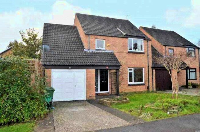4 Bedroom Link Detached House To Rent In Carston Grove, Calcot, Berkshire, RG31