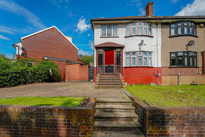 4 Bedroom End Of Terrace House For Sale In Wanstead Park Road - Ilford - London -, IG1